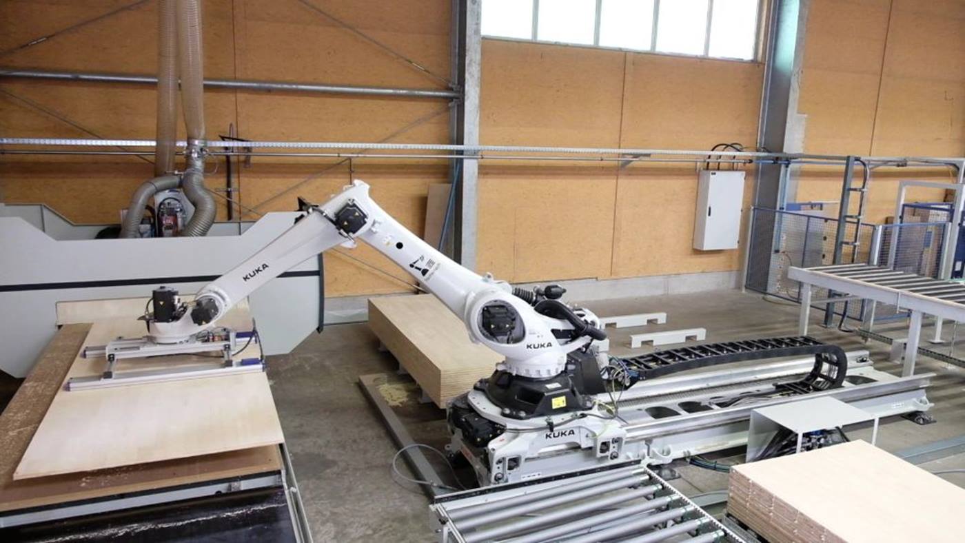 KUKA Stapelroboter bel?dt CNC Maschine