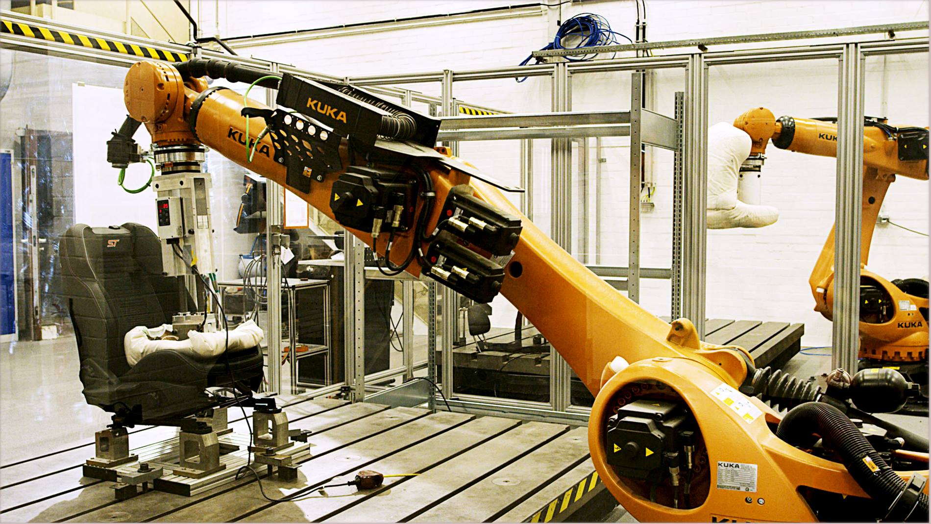 KUKA Industrie-Testroboter testet Autositze