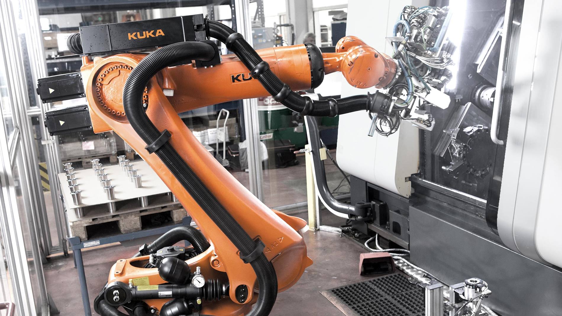 KR QUANTEC beim Beladen einer DMG mori sprint turning center in Halle 10