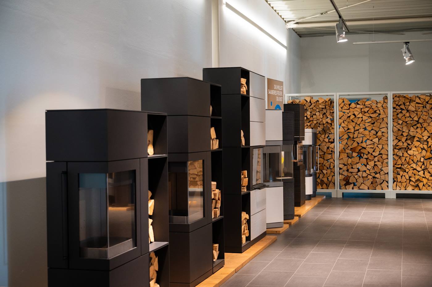 Verschiedene Modelle von HASE-Kamin?fen im Showroom. 