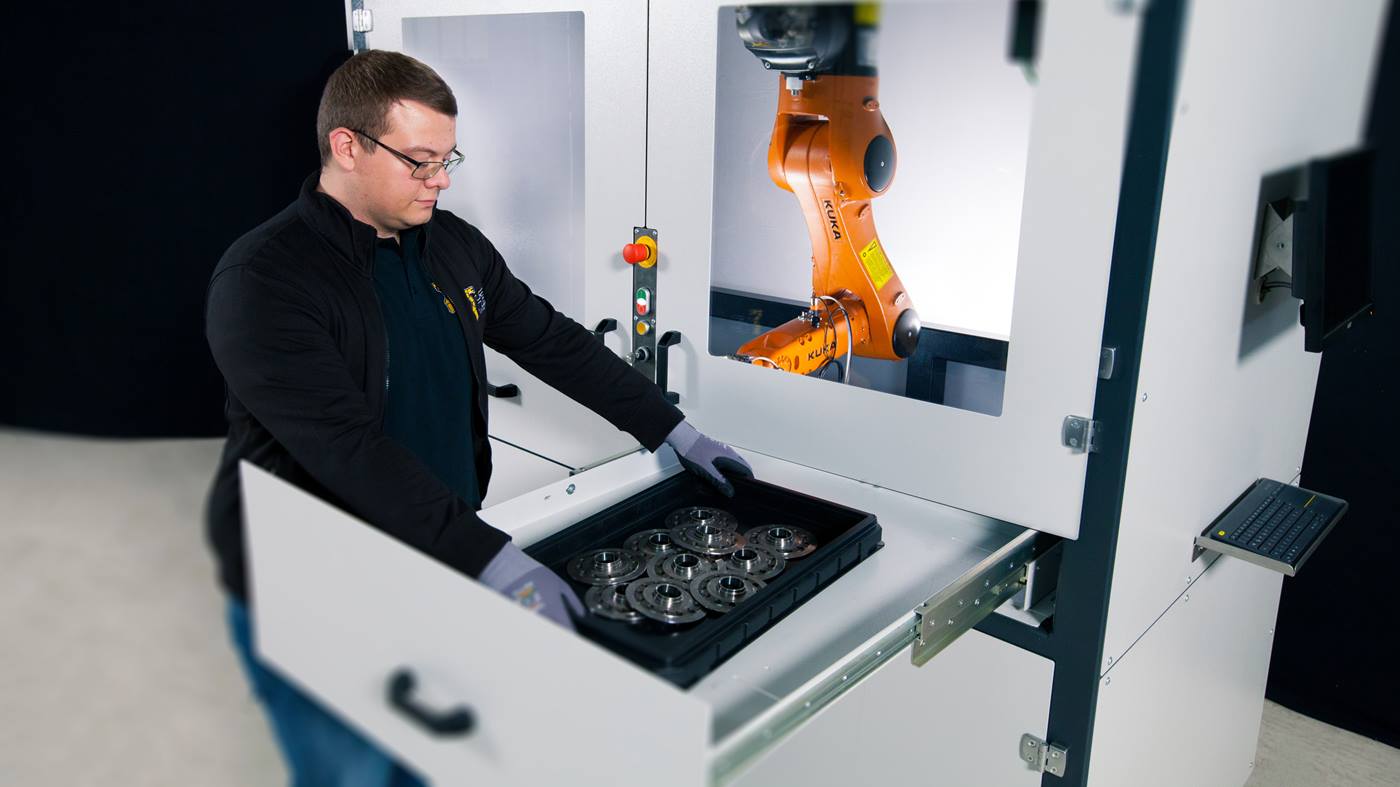 KUKA Kleinroboter greift die ungeordneten Kupplungsscheiben aus dem Drahtkorb.