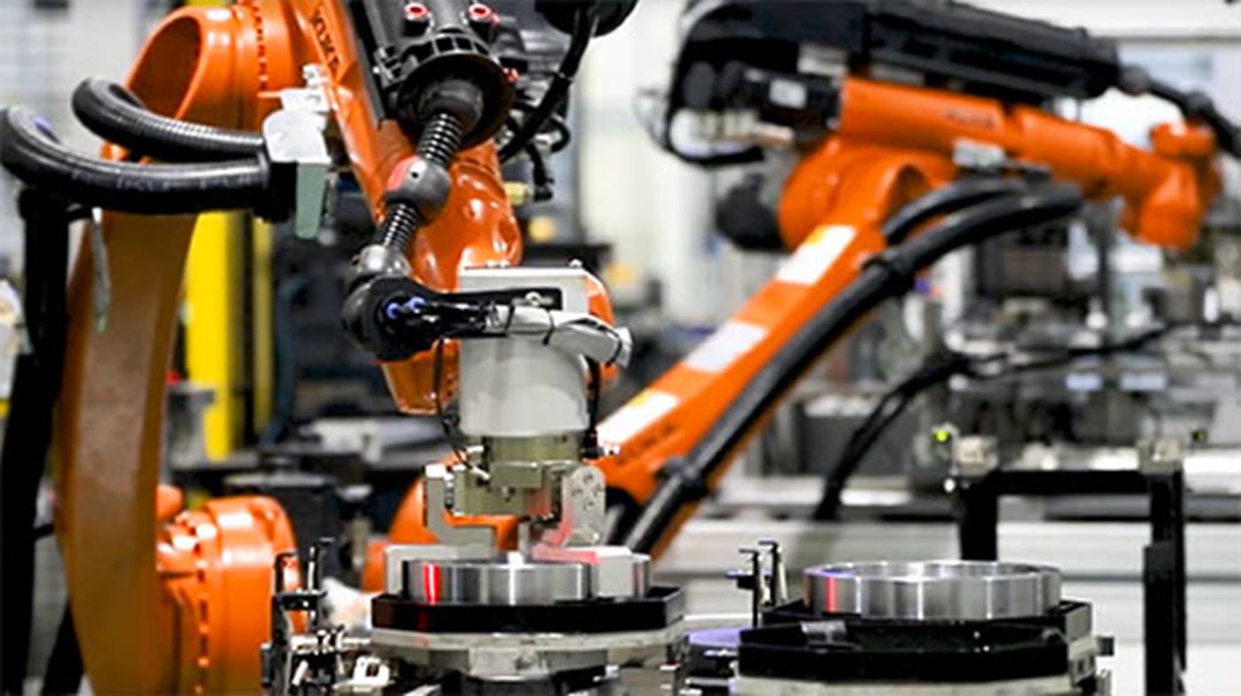 Roboter führt Teile zu