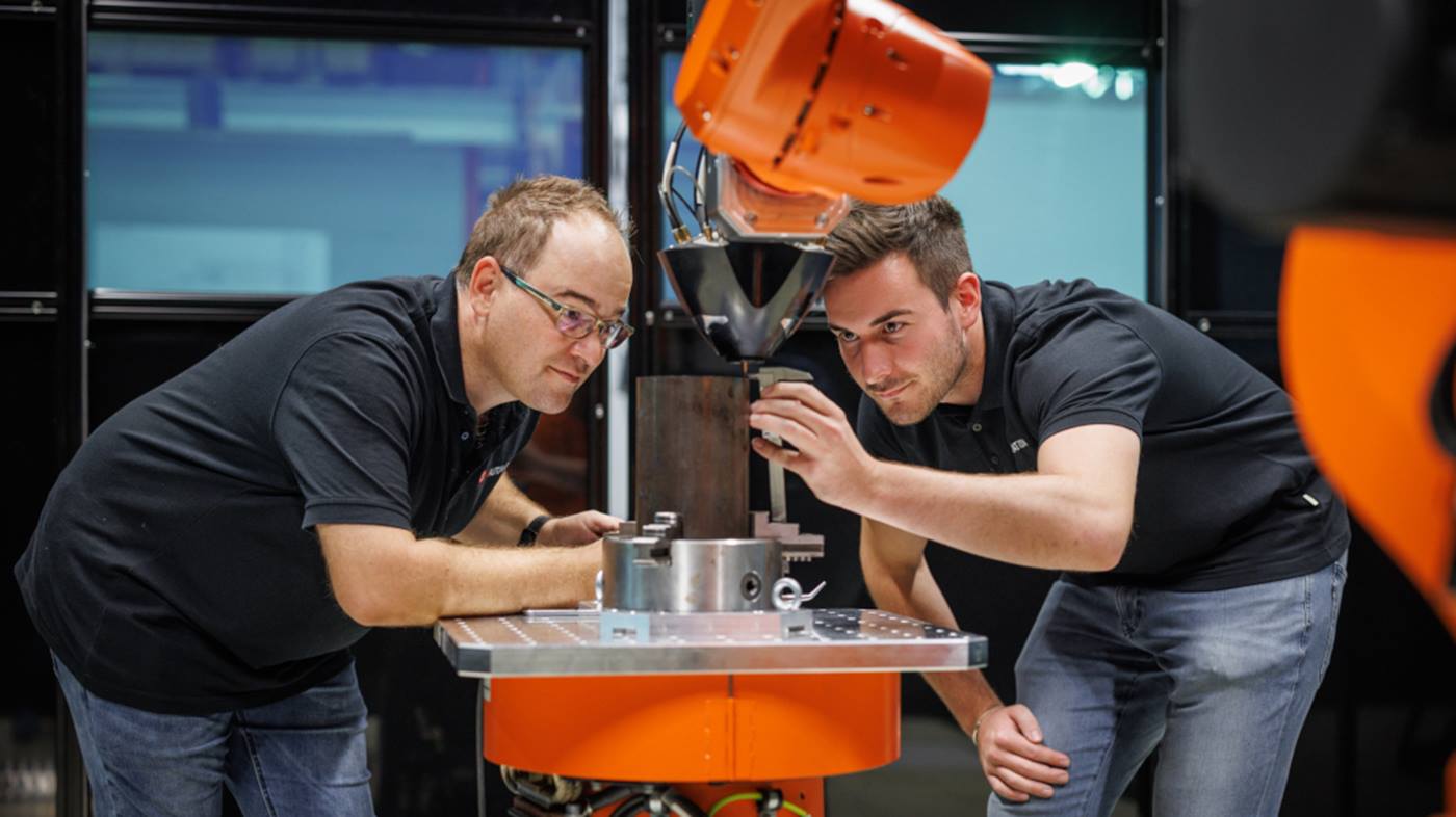 Gesch?ftsführer Marc Steidinger überprüft mit einem Mitarbeiter von HS Automation die Qualit?t des Metall-3D-Drucks.