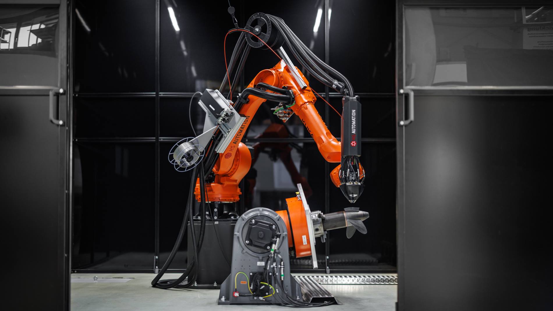 Der für den 3D-Metalldruck eingesetzte Roboter arbeiten in einer Laserzelle, die 5 auf 4 auf 4 Meter misst.