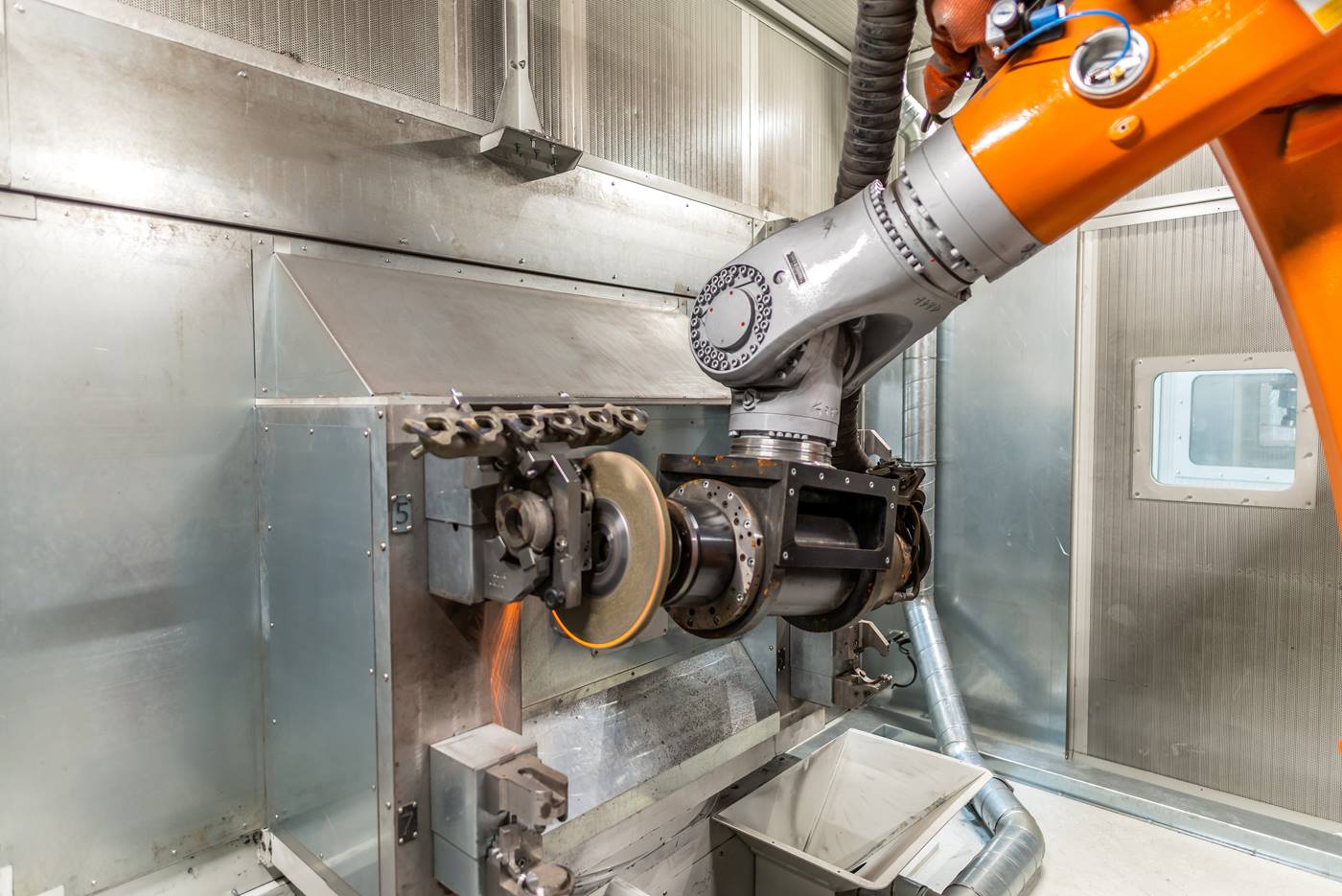 KUKA Schwerlastroboter KR 500 in der Metallbearbeitung.
