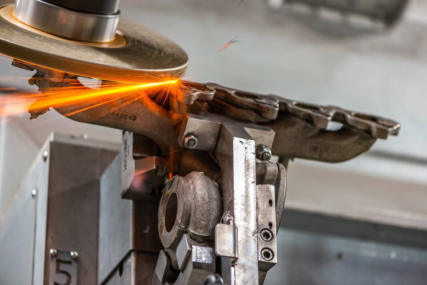 KUKA Schwerlastroboter unterstützt Nachbehandlung von Bauteilen in der Metallbearbeitung.