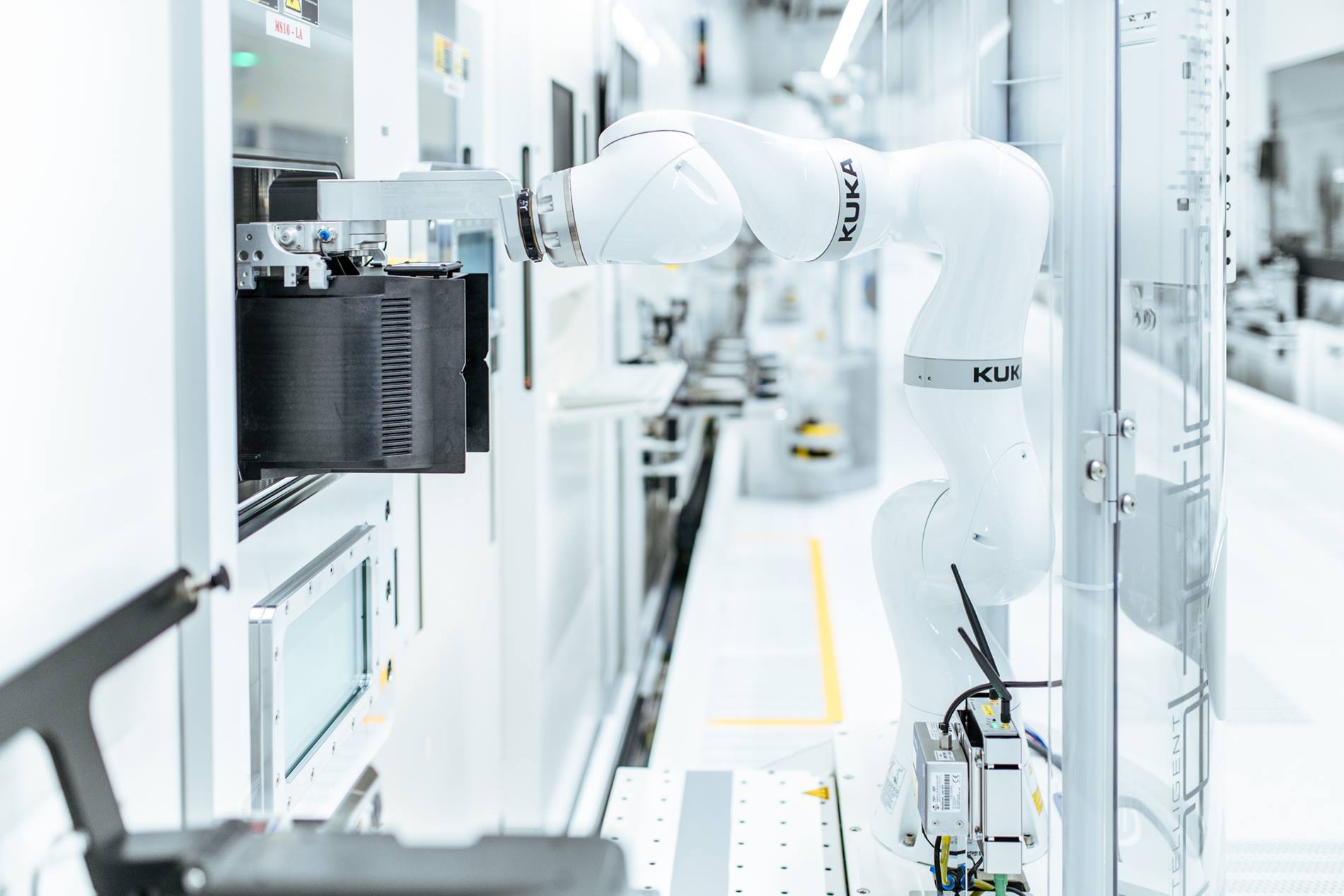 Cobot-KMR-iwaa-eingesetzt-für-Waferproduktion-im-Reinraum