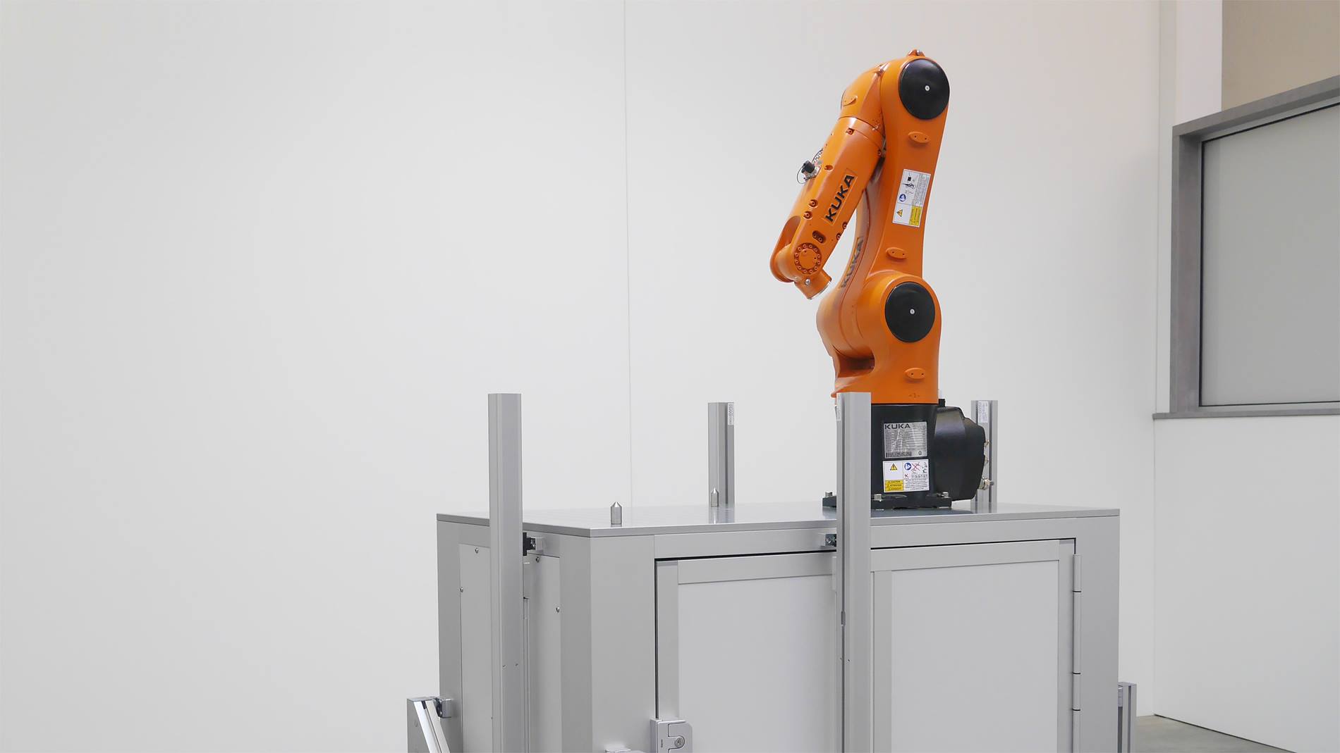 Der KUKA KR AGILUS auf einem mobilen Gestell.