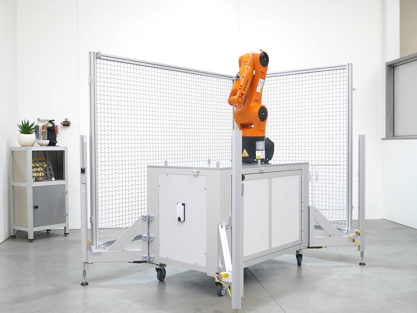 Mobile Roboterapplikation mit halb geschlossenem Schutzzaun.