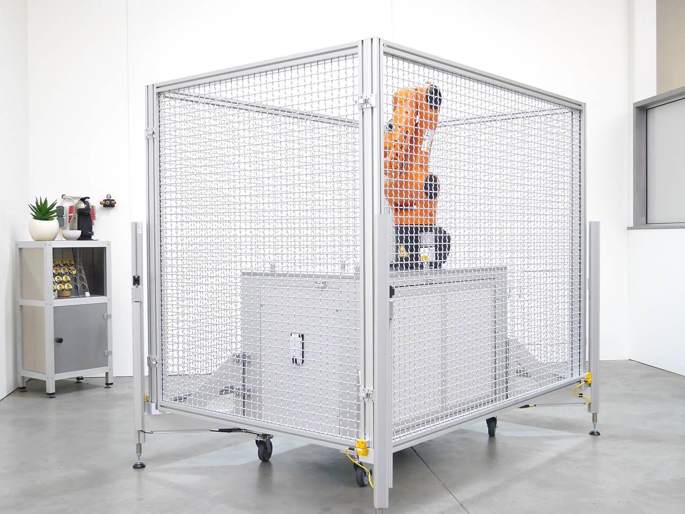 Mobile Roboterapplikation mit werkzeuglos demontierbarem Schutzzaunelement.