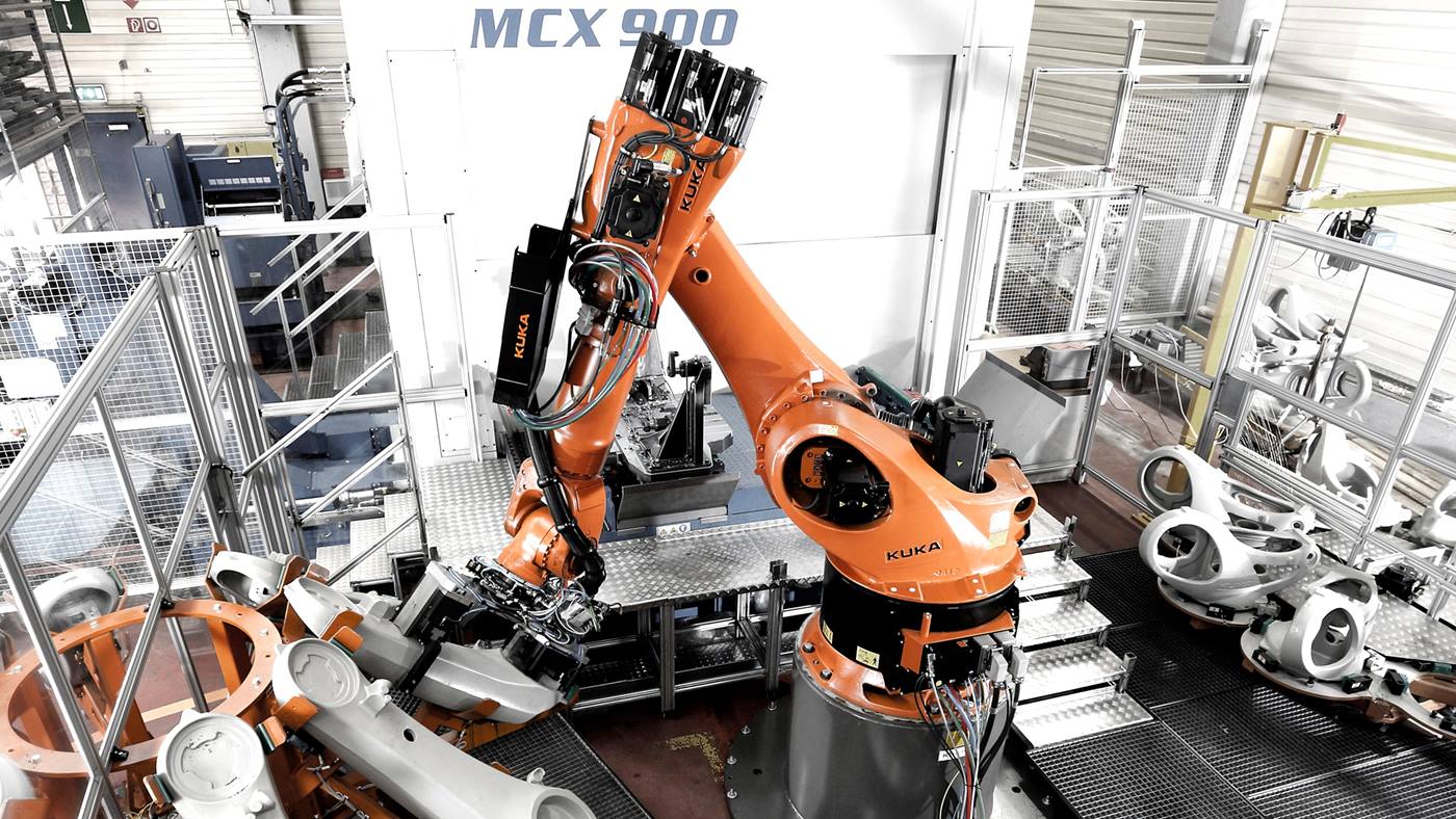 KUKA Roboter be- und enttl?dt Werkezugmaschinen