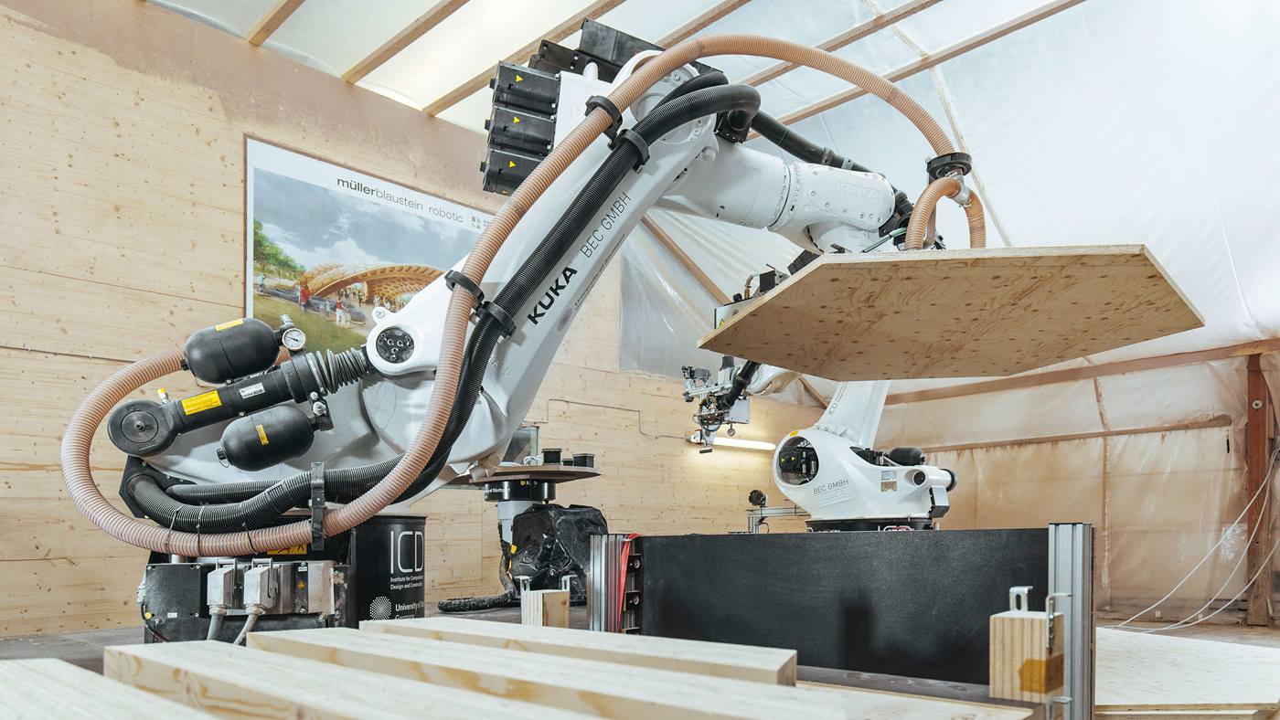 KUKA Roboter hebt eine Holzkassette.