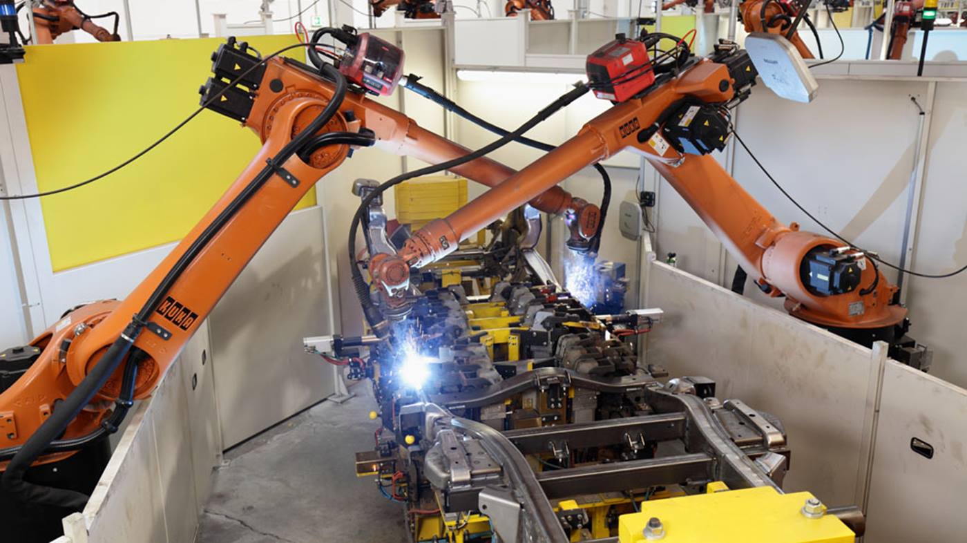 KUKA MAG Roboter verschwei?en den Vorder- und Hinterbau.
