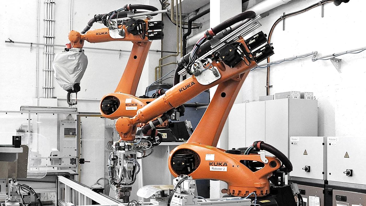 Twee KUKA KR QUANTEC lasrobots voeren bij Meiller als team de benodigde laswerkzaamheden uit. 