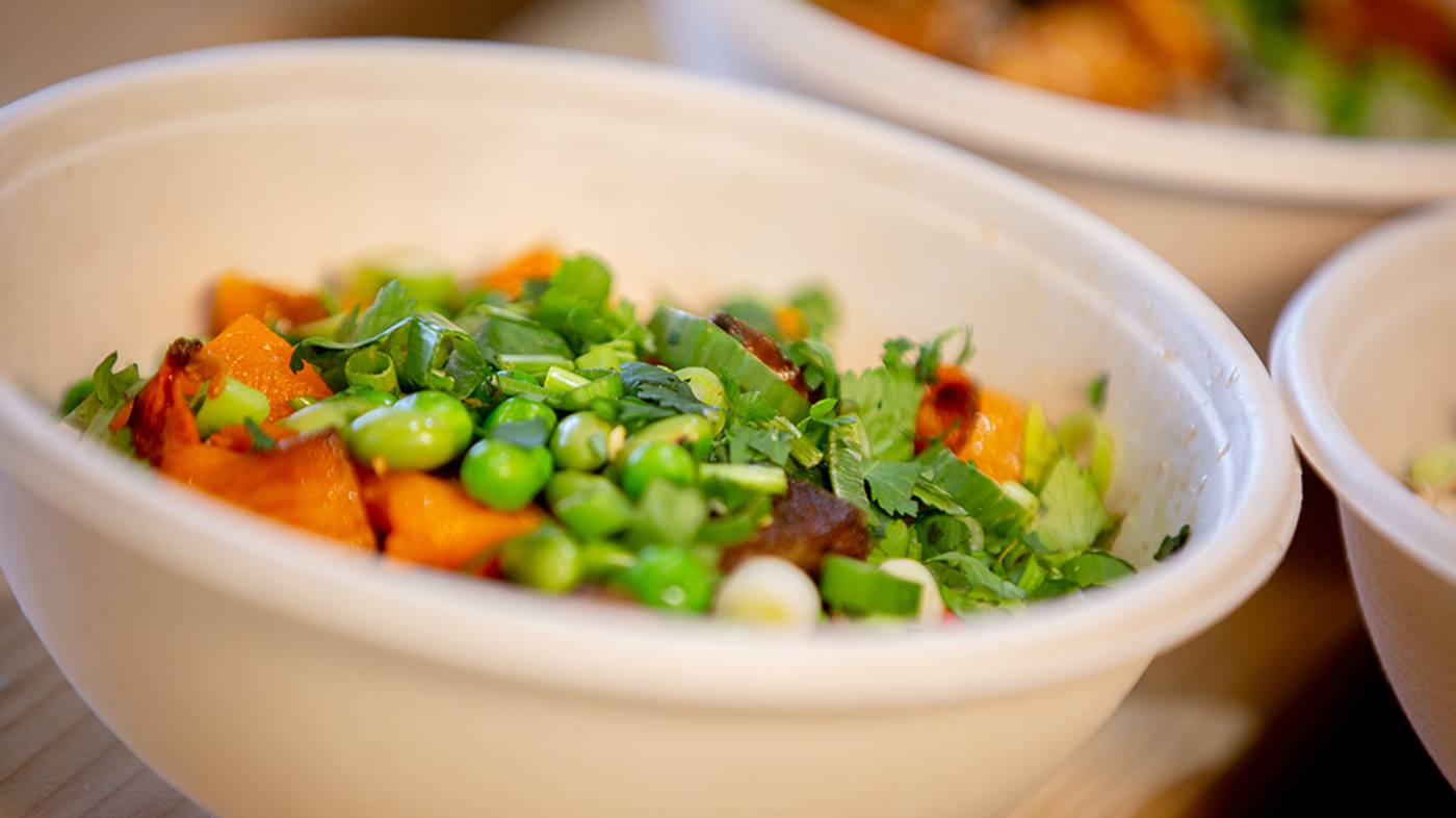 Nahaufnahme Reis-Bowl mit Erbsen