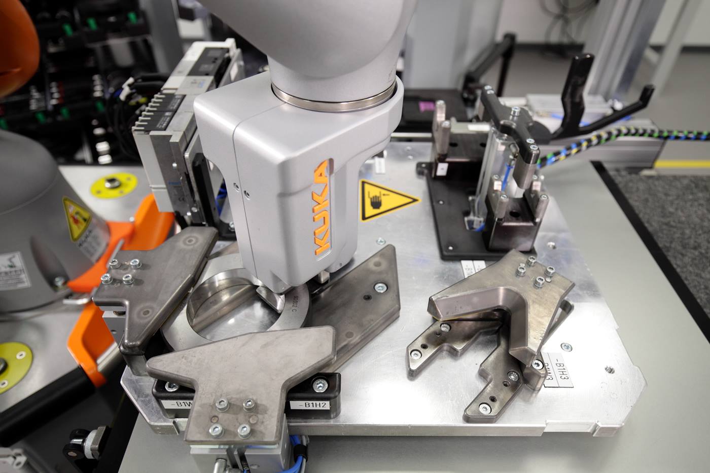 KUKA LBR iiwa bestückt vollautomatisches Prüfsystem.