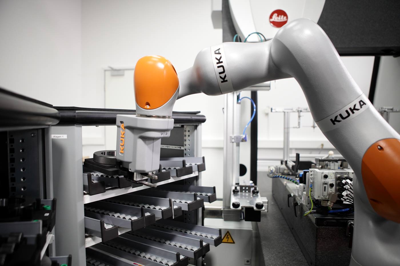 Sensitiver KUKA LBR iiwa kann verschiedene Messmittel handhaben.