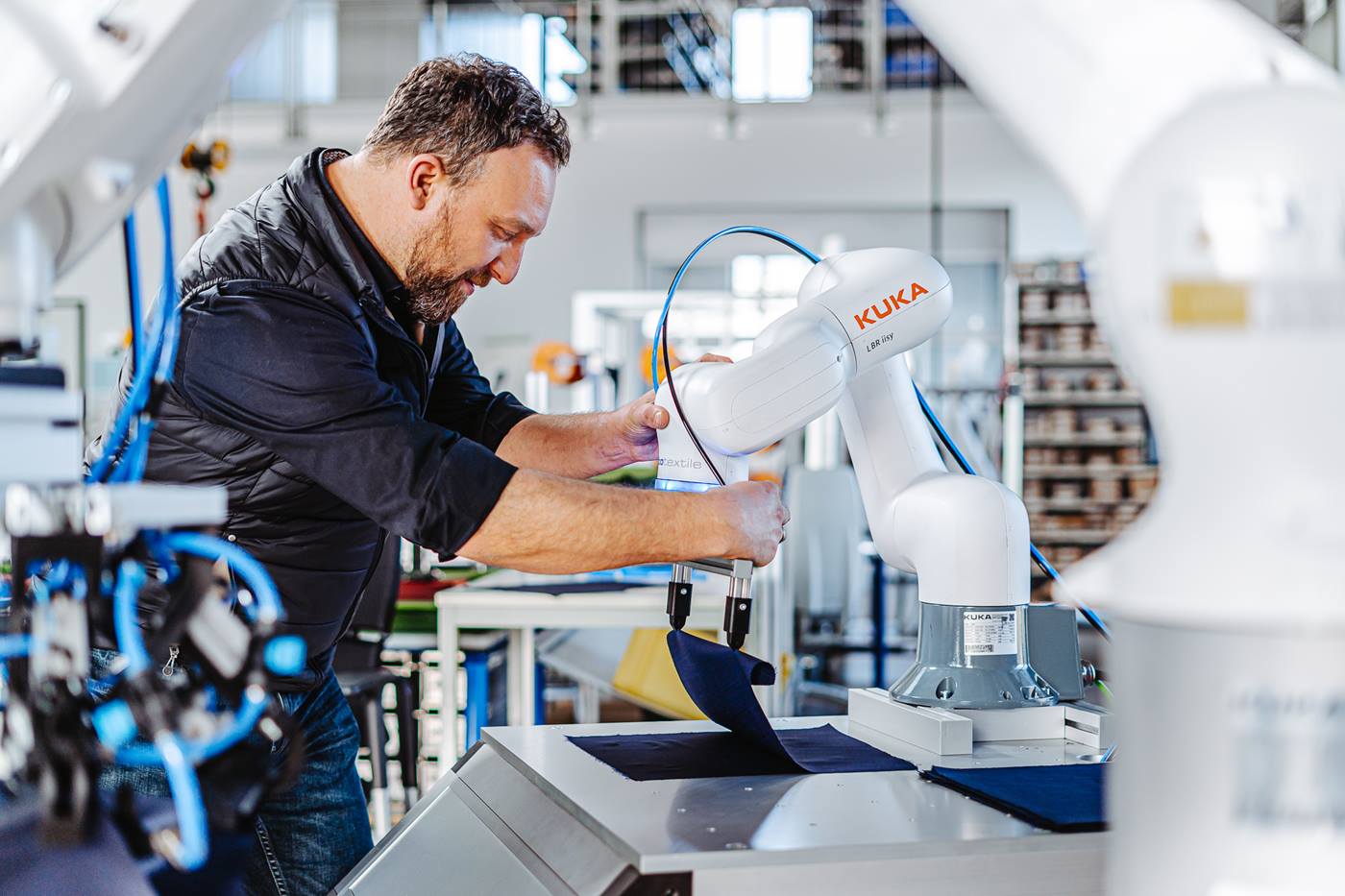 Mitarbeiter-nutzt-Cobot-für-Produktion-von-Textilien