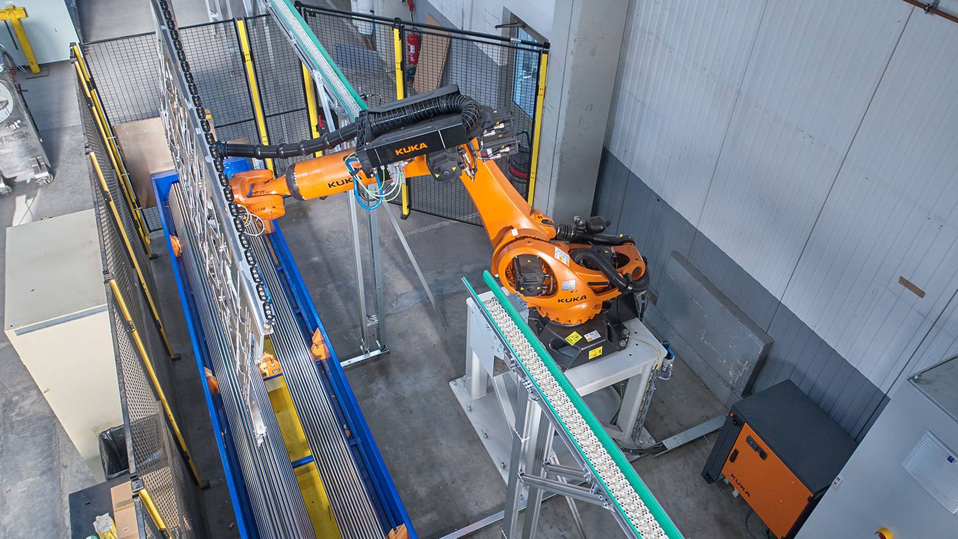 Der KUKA Roboter legt das Rohr auf dem F?rderband ab. (c) Fotoatelier Bernhard e.K.