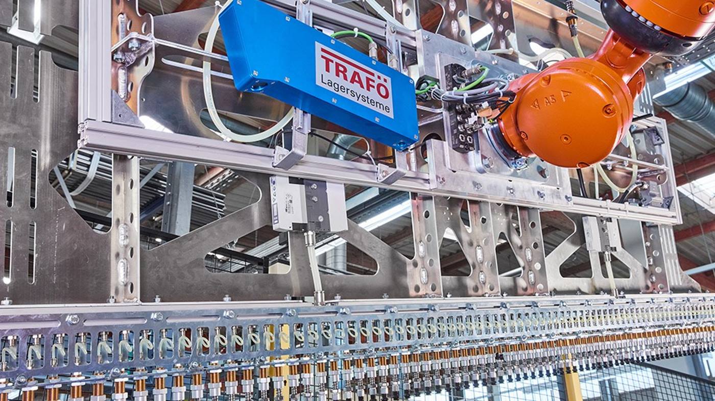 Zum Aufgreifen der Rohre ist der KUKA Roboter mit zwei Vakuumwerkzeugen ausgestattet. (c) Fotoatelier Bernhard e.K.