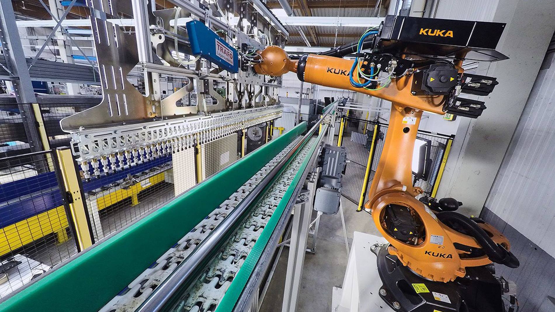 Der KUKA Roboter bel?dt den Rohrlaser vollautomatisch. (c) Fotoatelier Bernhard e.K.