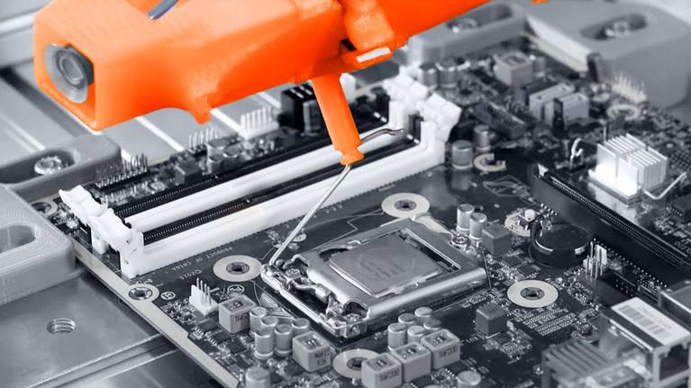 Mit sensitiver Kraftbewegung montiert der Roboter ein CPU und RAM-Modul auf dem Mainboard eines PCs.