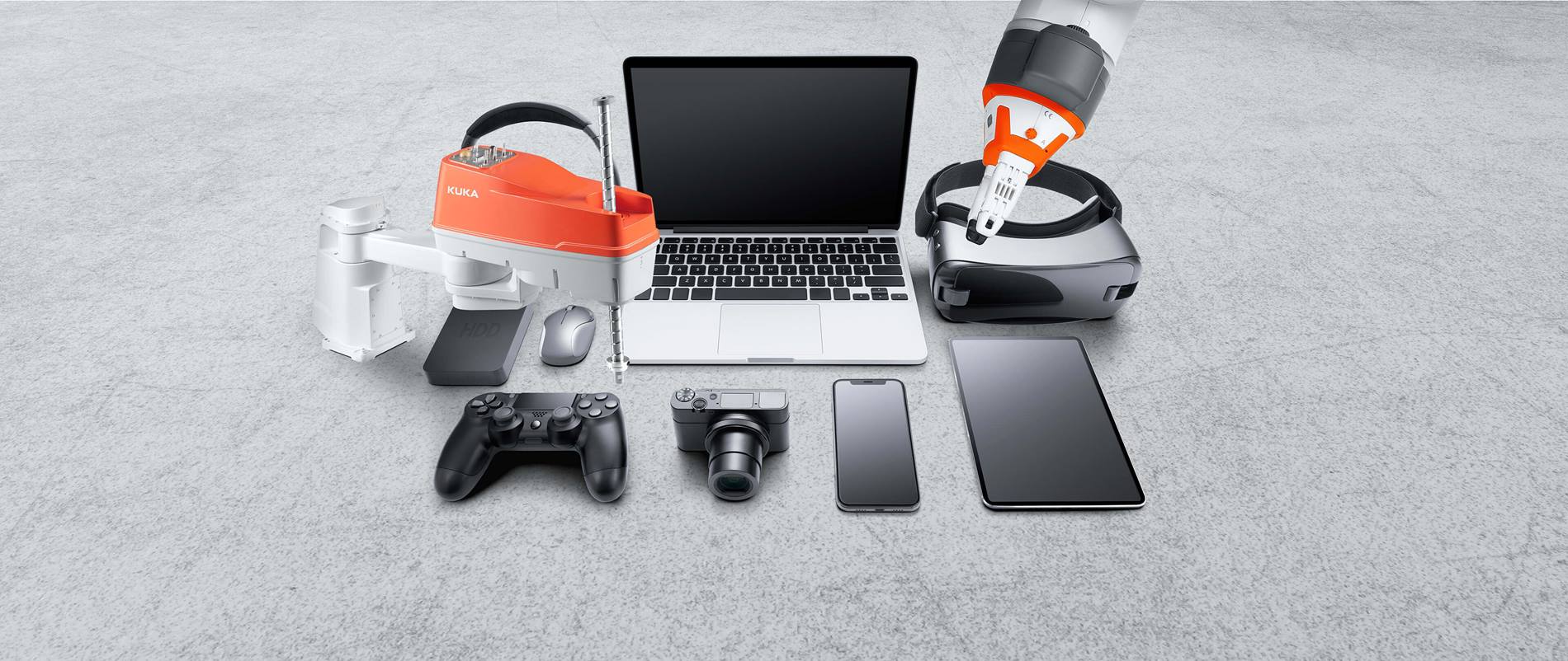 Verschiedene Ger?te der Unterhaltungselektronik wie Kopfh?rer, Laptop, Digitalkamera, Handy, Tablet, VR-Brille, Maus, externe Festplatte, Spielkonsole und zwei KUKA Roboter