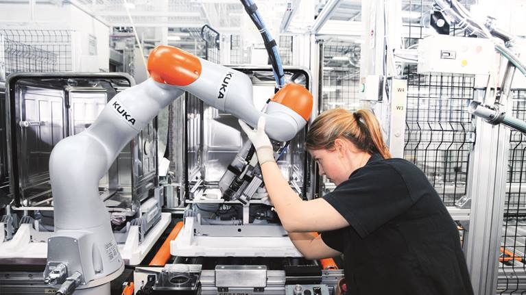 KUKA 工業機器人非常靈敏，可以獨立找到螺栓連接位置并旋入螺栓。