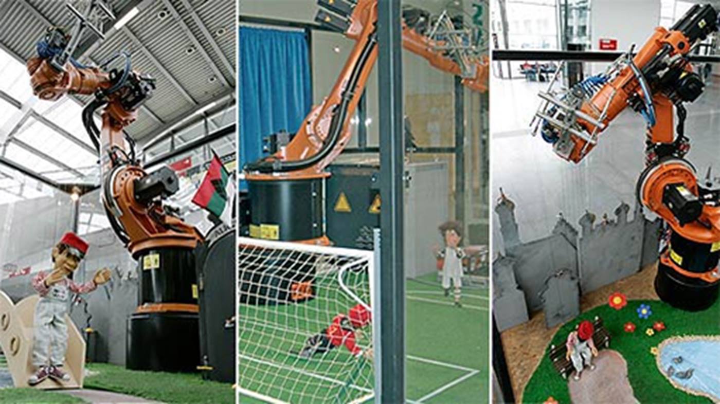 KUKA Roboter Puppenzelle