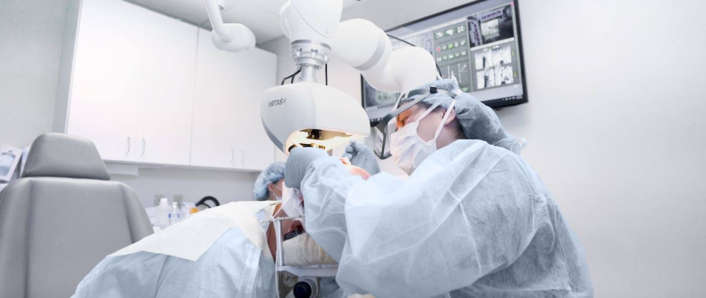 Chirugin wird von LBR Med Cobot Robot bei Haartransplantation unterstützt