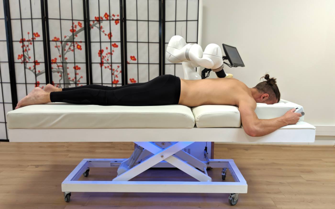 Massageroboter massiert Patienten
