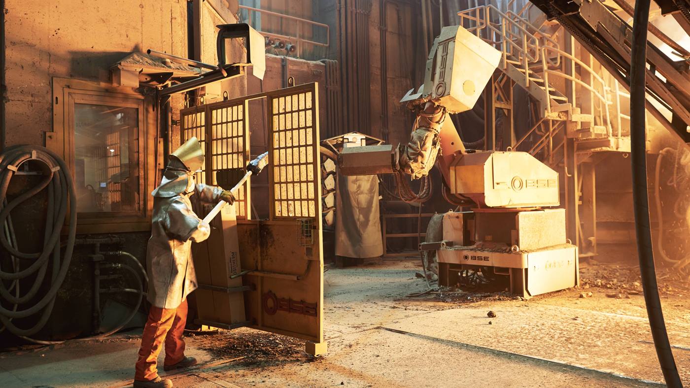 Geschützter KUKA Roboter in der Gie?erei