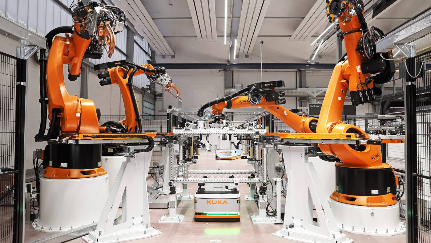 Industrielle Automatisierung mit Robotern und autonomen mobilen Robotern (AMR) in einer modernen Fertigungsumgebung
