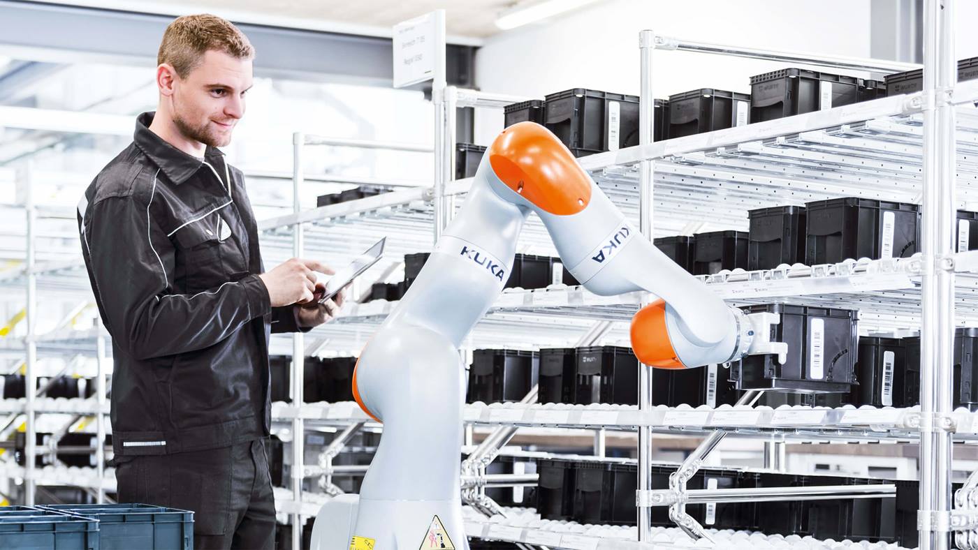 The KMR iiwa fills a shelve autonomously, an example for industry 4.0