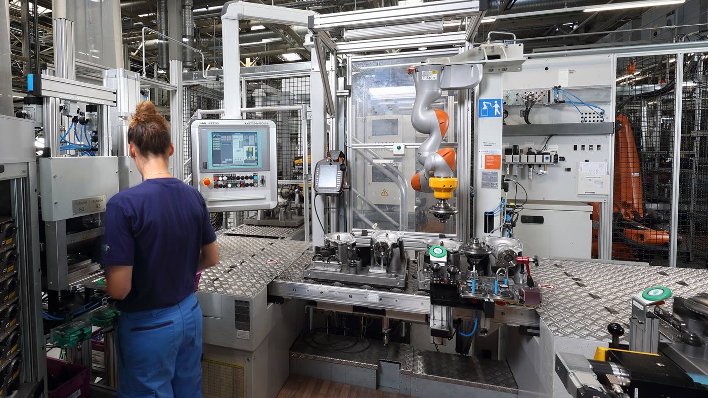 Mensch-Roboter-Kollaboration bei BMW Dingolfing