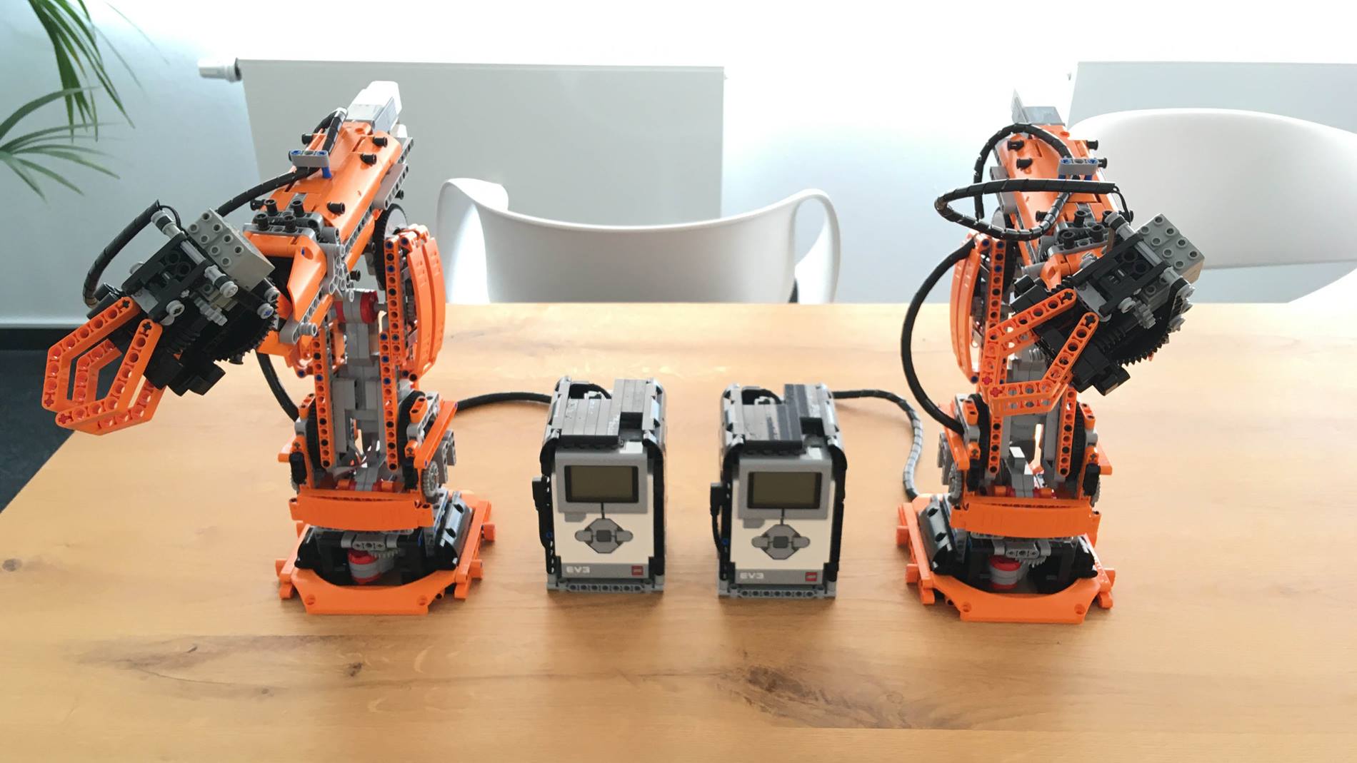 Verhalten sich wie ihre gro?en Brüder von KUKA: die Bausatz-Roboter von Orange Apps
