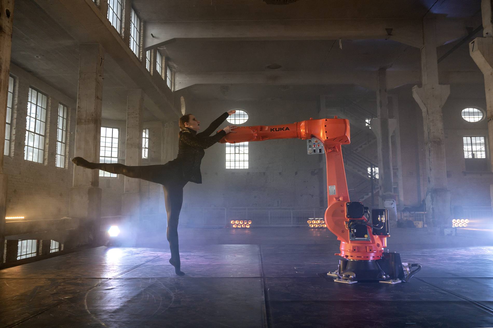 KUKA Roboter tanzt auf der Bühne des Staatstheaters Augsburg mit einer Ballett?nzerin
