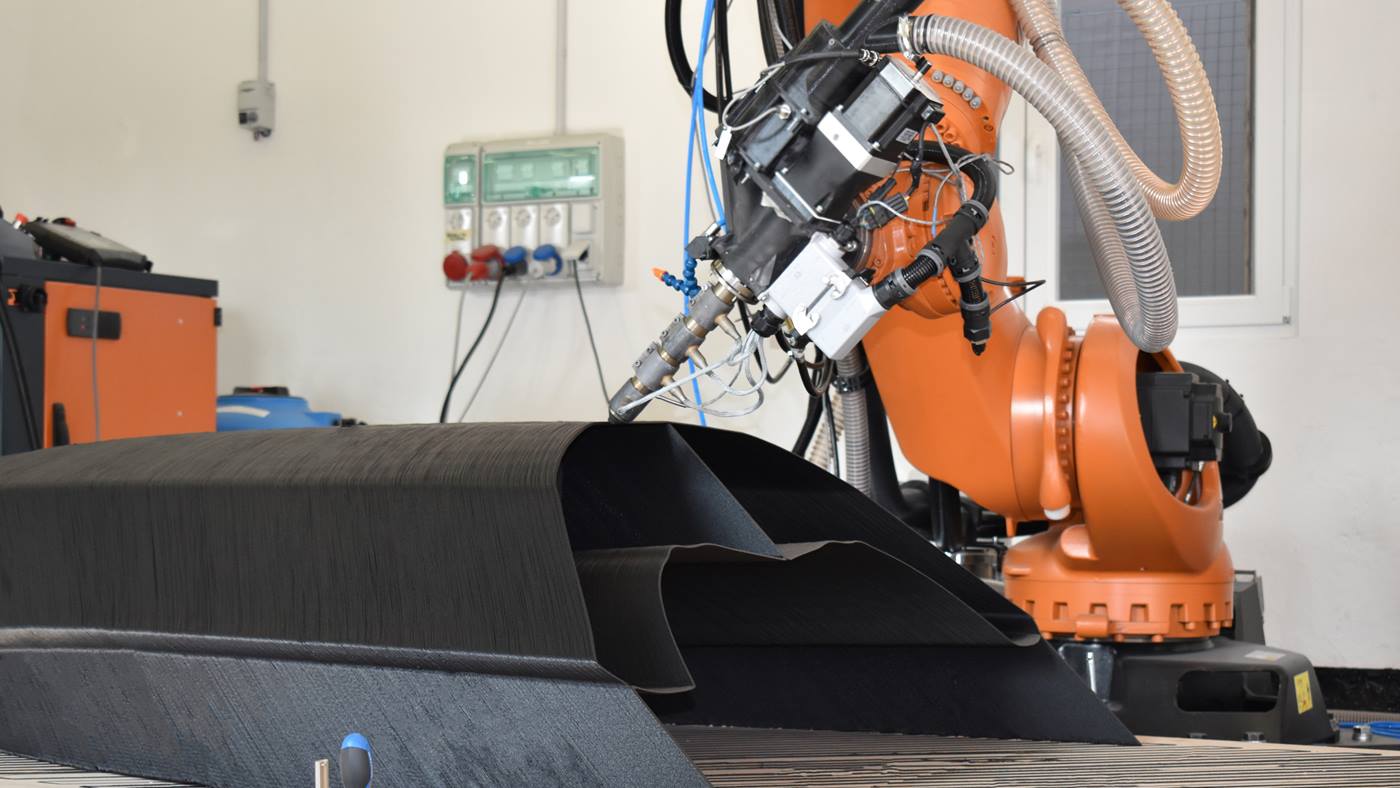 KUKA KR Quantec printing the 3D sailboat Beluga.