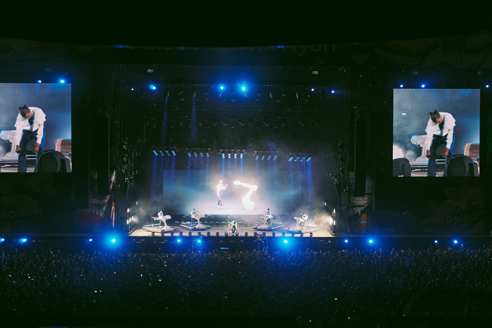 Stromae on tour witk KUKA robots on stage
