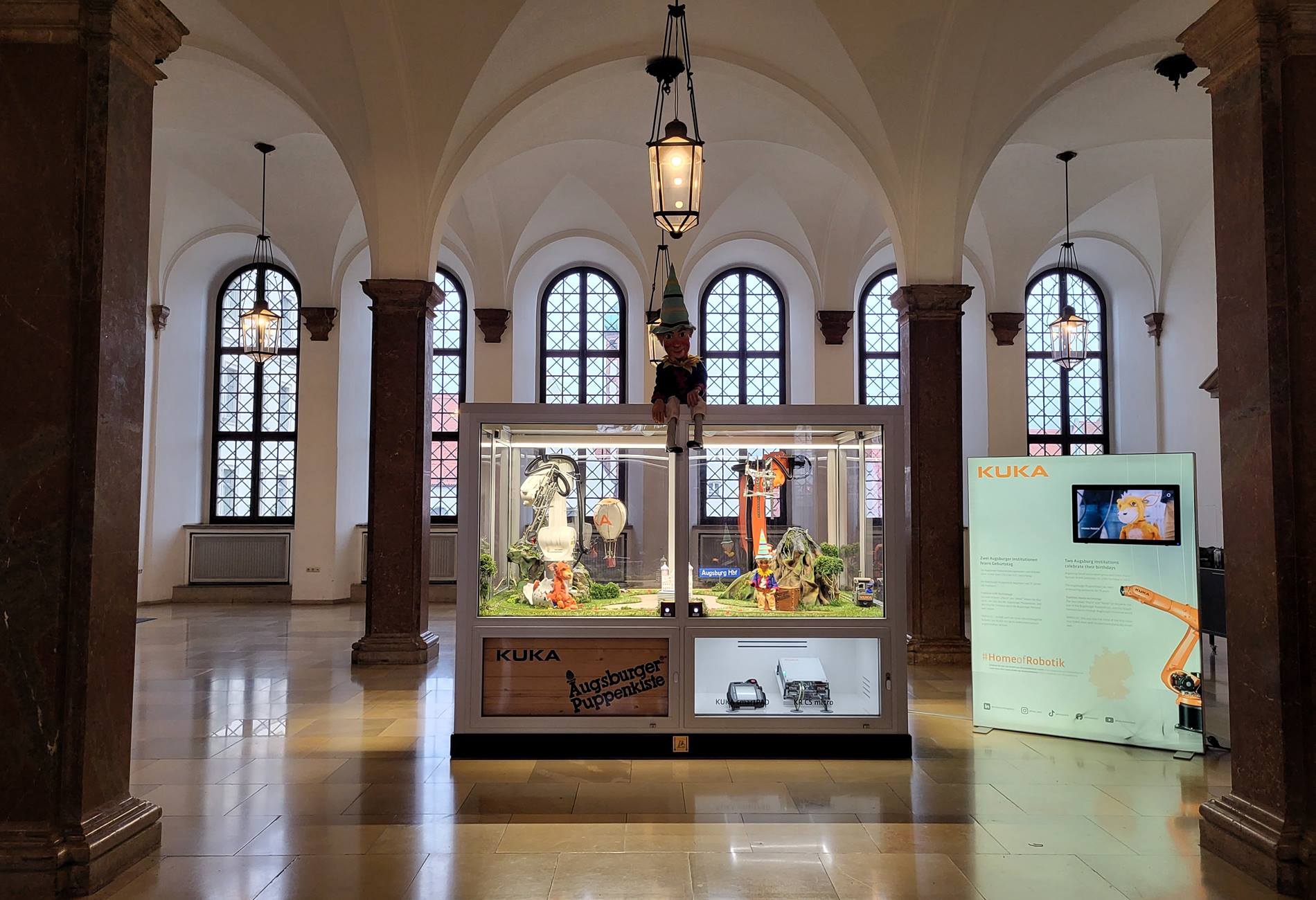 KUKA Puppenkisten Zelle Rathaus Augsburg
