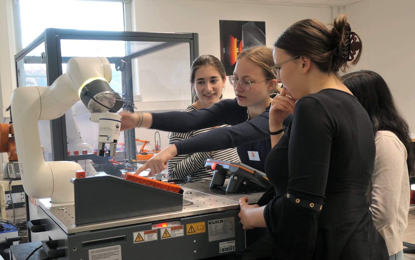 Forscherinnencamp bei KUKA