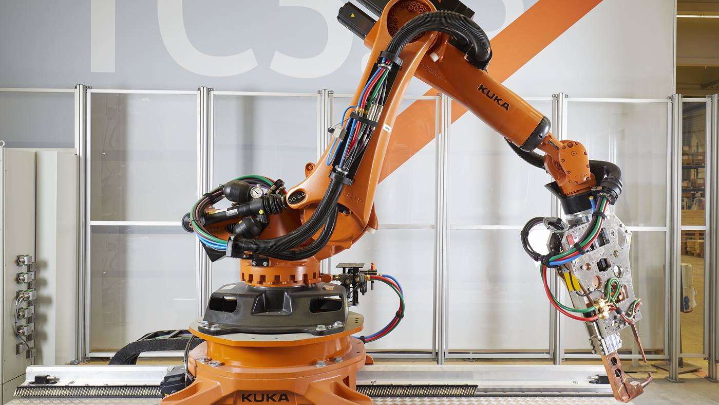 Pr?zision und Qualit?t: Roboter wie diese schwei?en die Boden- und Deckenelemente in der Anlage zusammen. 