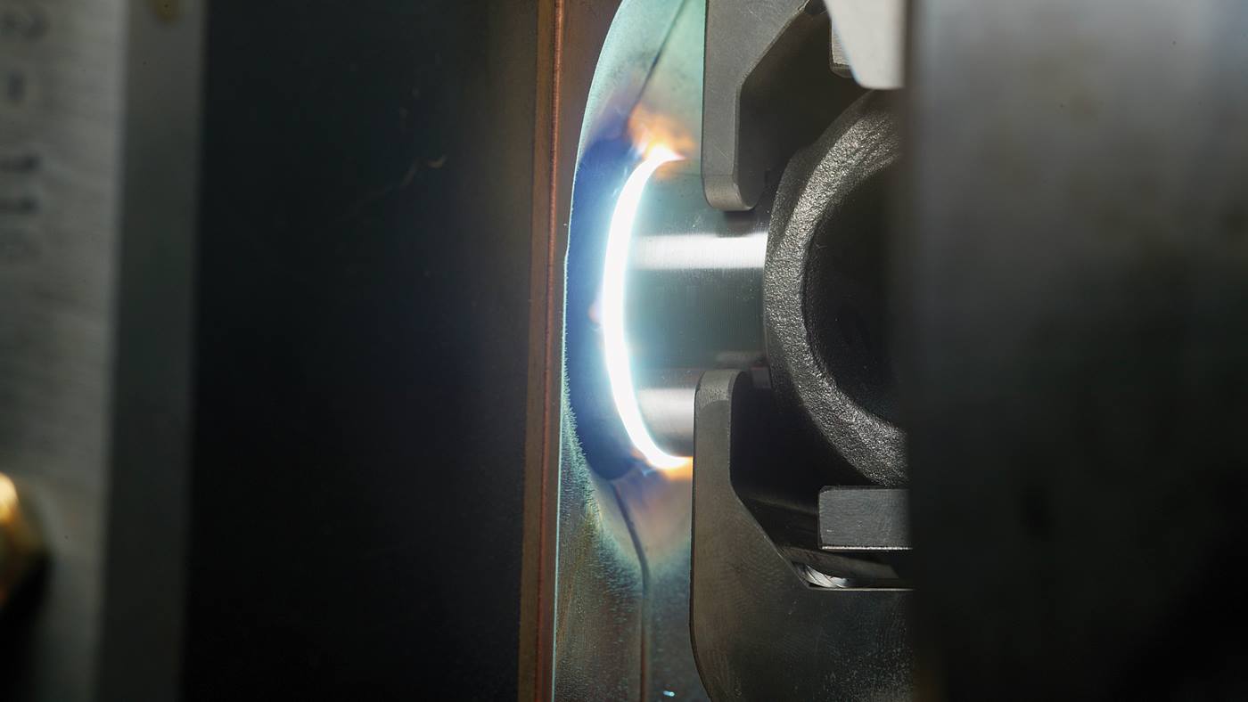 Magnetarc-Schwei?en: Detailansicht des Pressschwei?verfahrens.