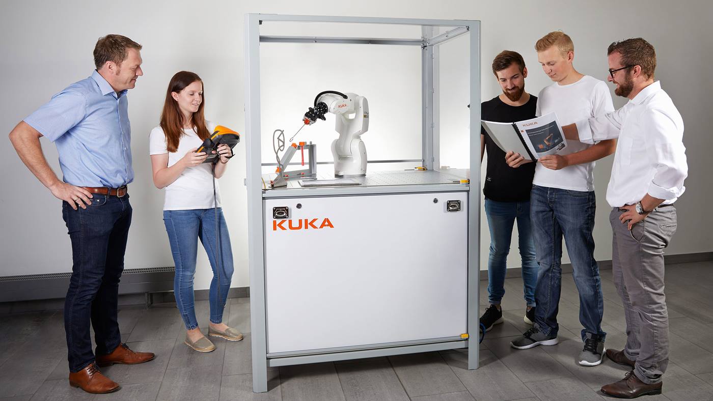 Course participants at the KUKA training cell for universities, colleges, and training companies