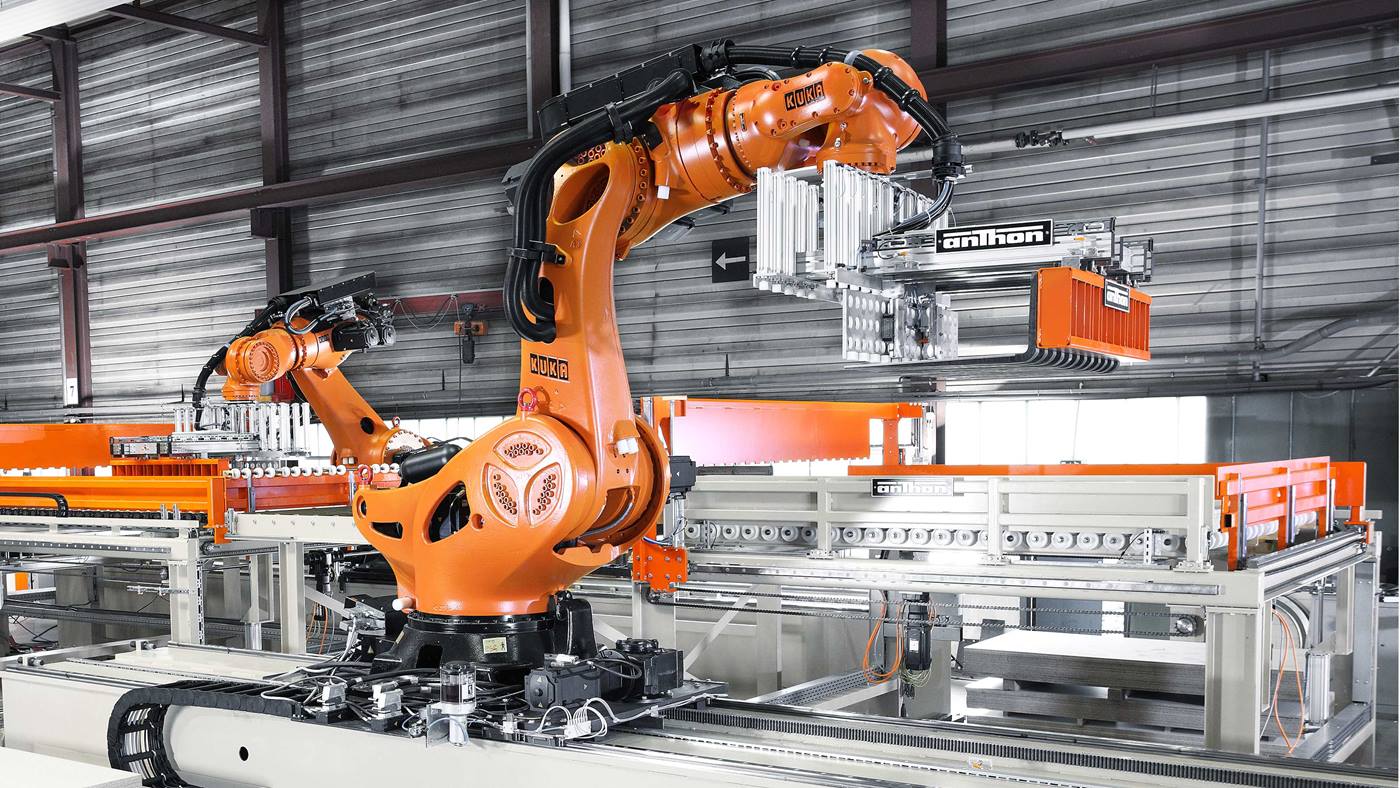 KR 1000 titan Schwerlastroboter beim Bewegen von Bauteilen