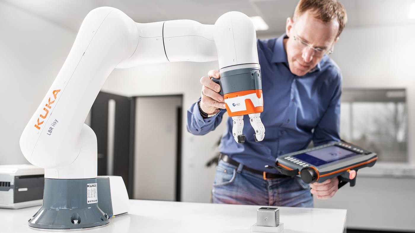 Mitarbeiter-bedient-mobilen-kollaborativen-Cobot