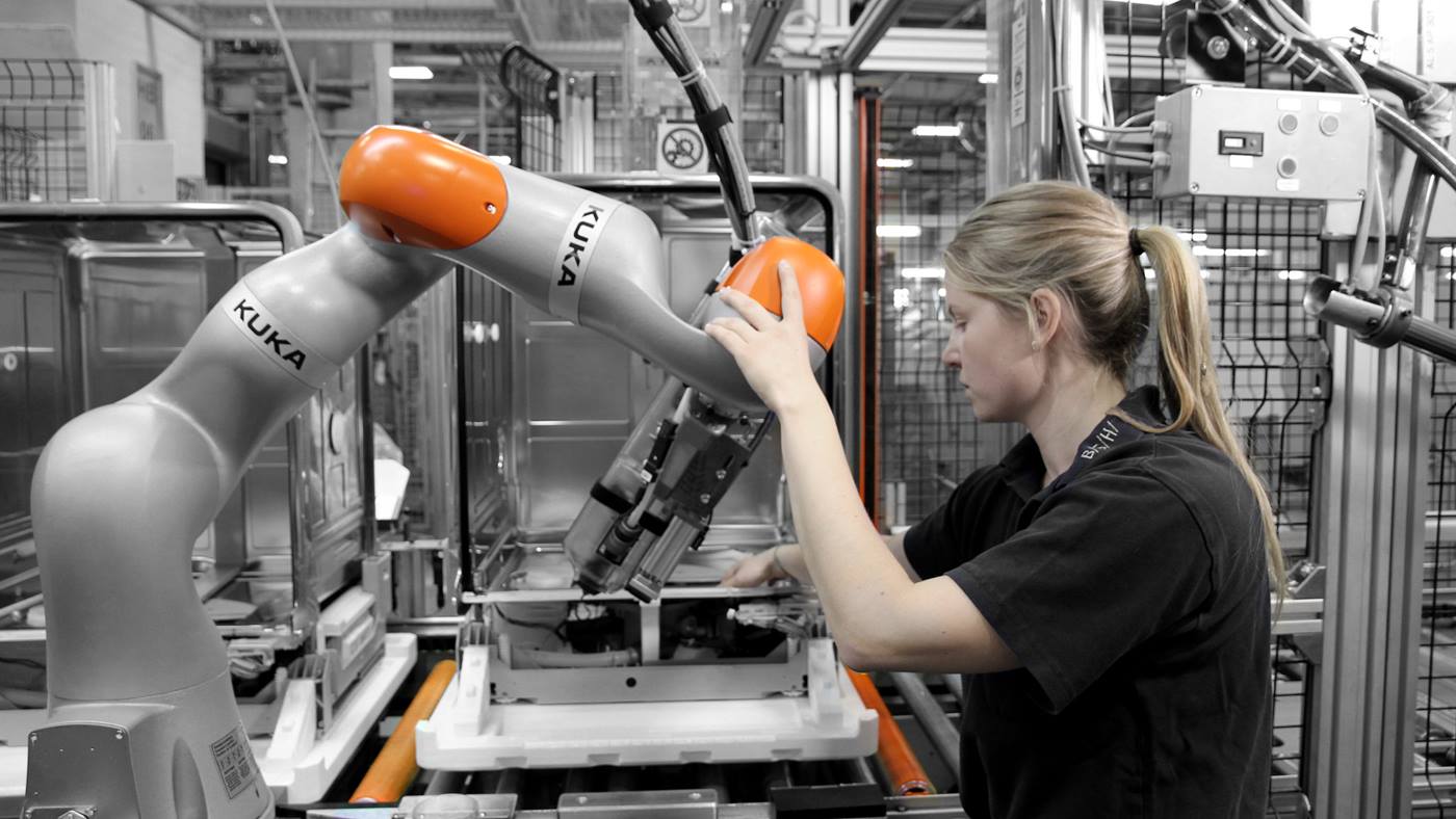 Der LBR iiwa bei der Montage in Zusammenarbeit mit dem Werker