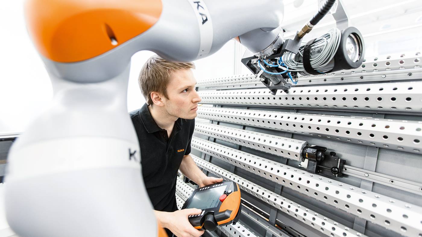 Der Werker kann die Arbeit des LBR iiwa ohne Schutzzaun begutachten.