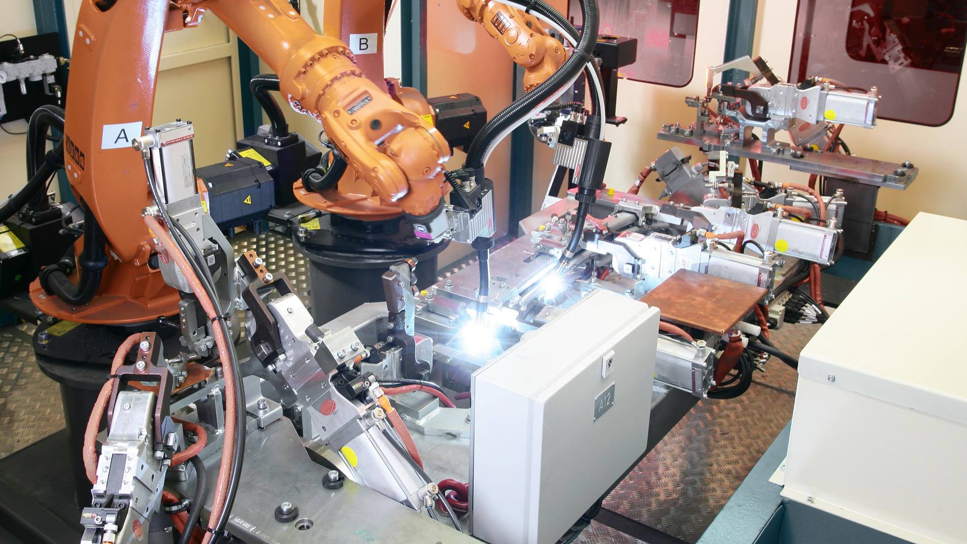 Roboter arbeiten mit der Software KUKA.RoboTeam