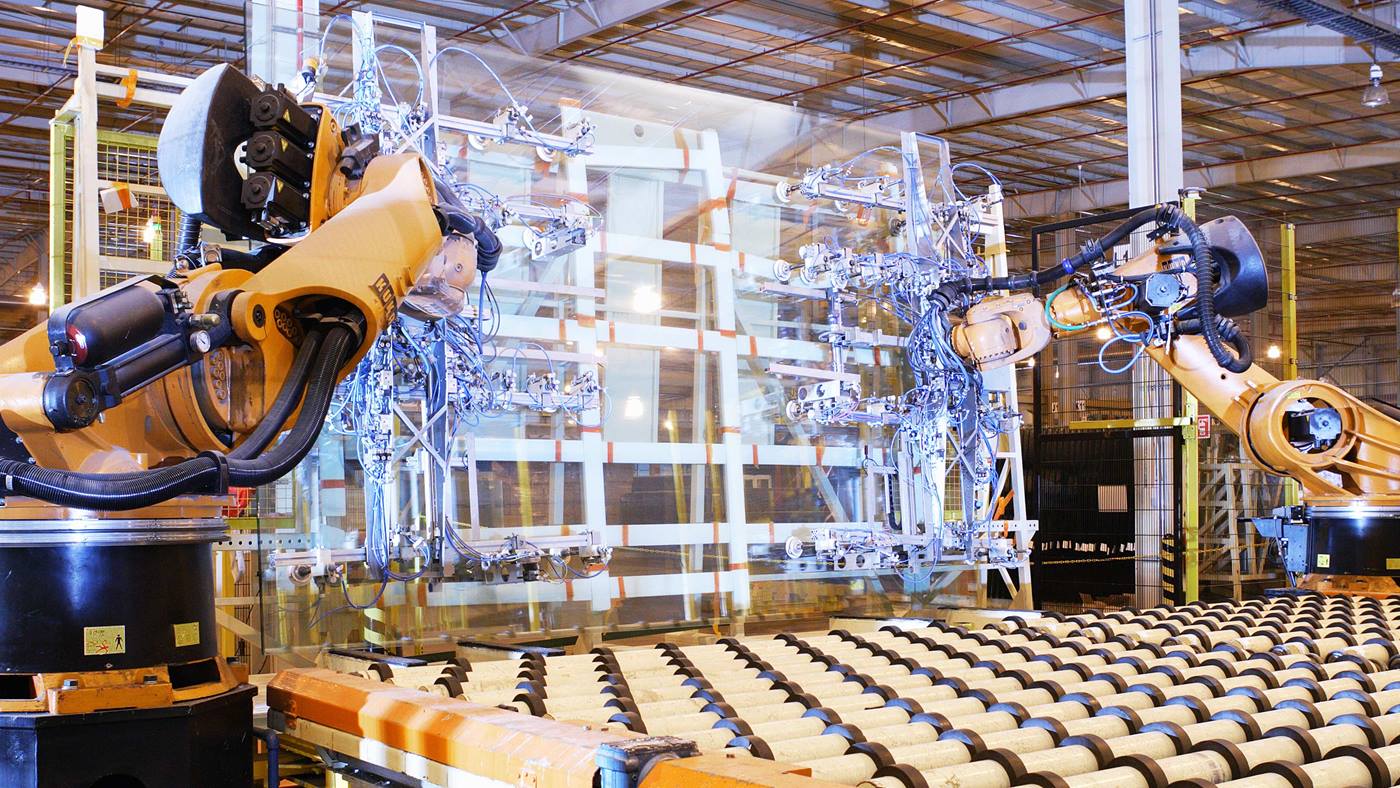 Zwei KUKA Roboter handeln gemeinsam Flachglas mit KUKA.RoboTeam